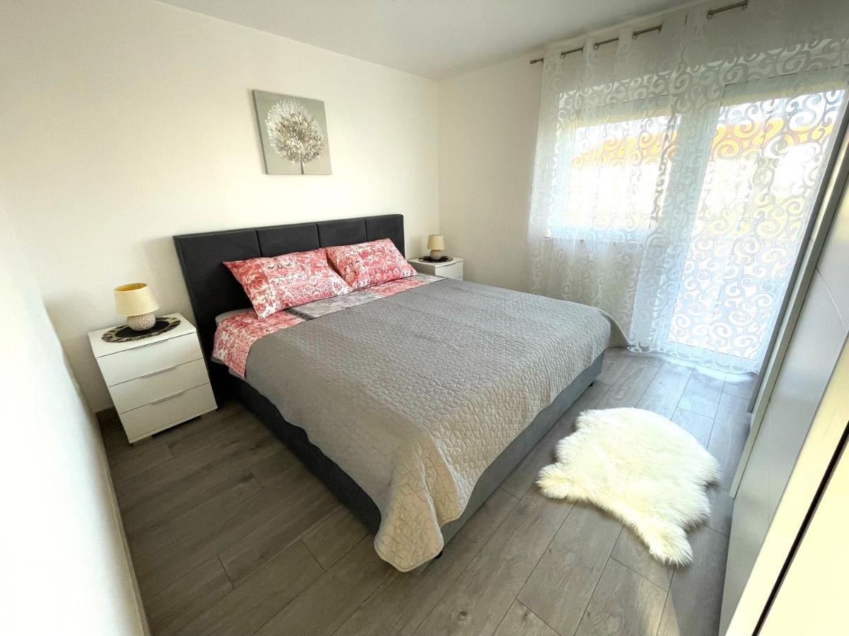 Apartments Elvira Крк Екстер'єр фото