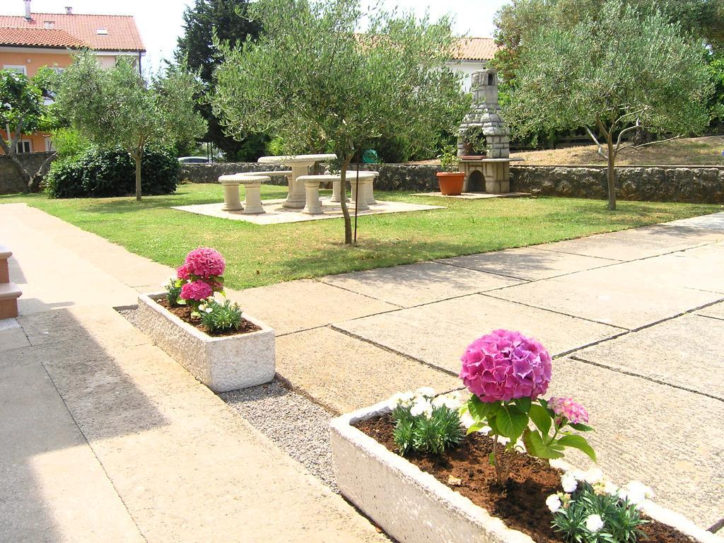 Apartments Elvira Крк Екстер'єр фото