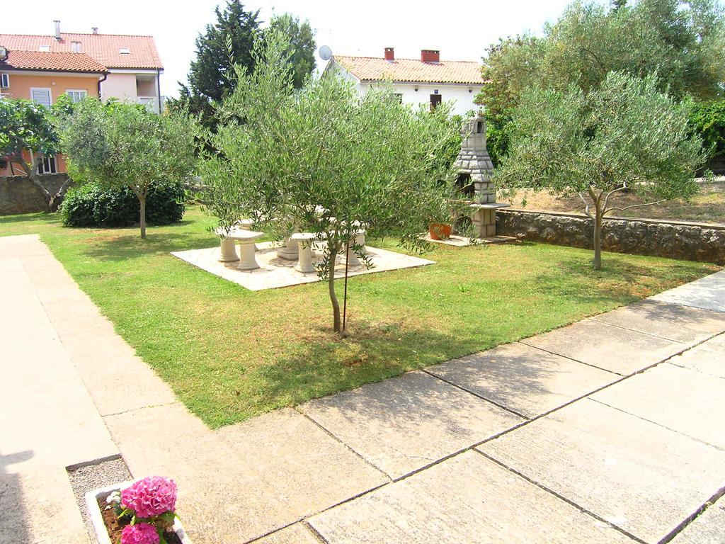 Apartments Elvira Крк Екстер'єр фото